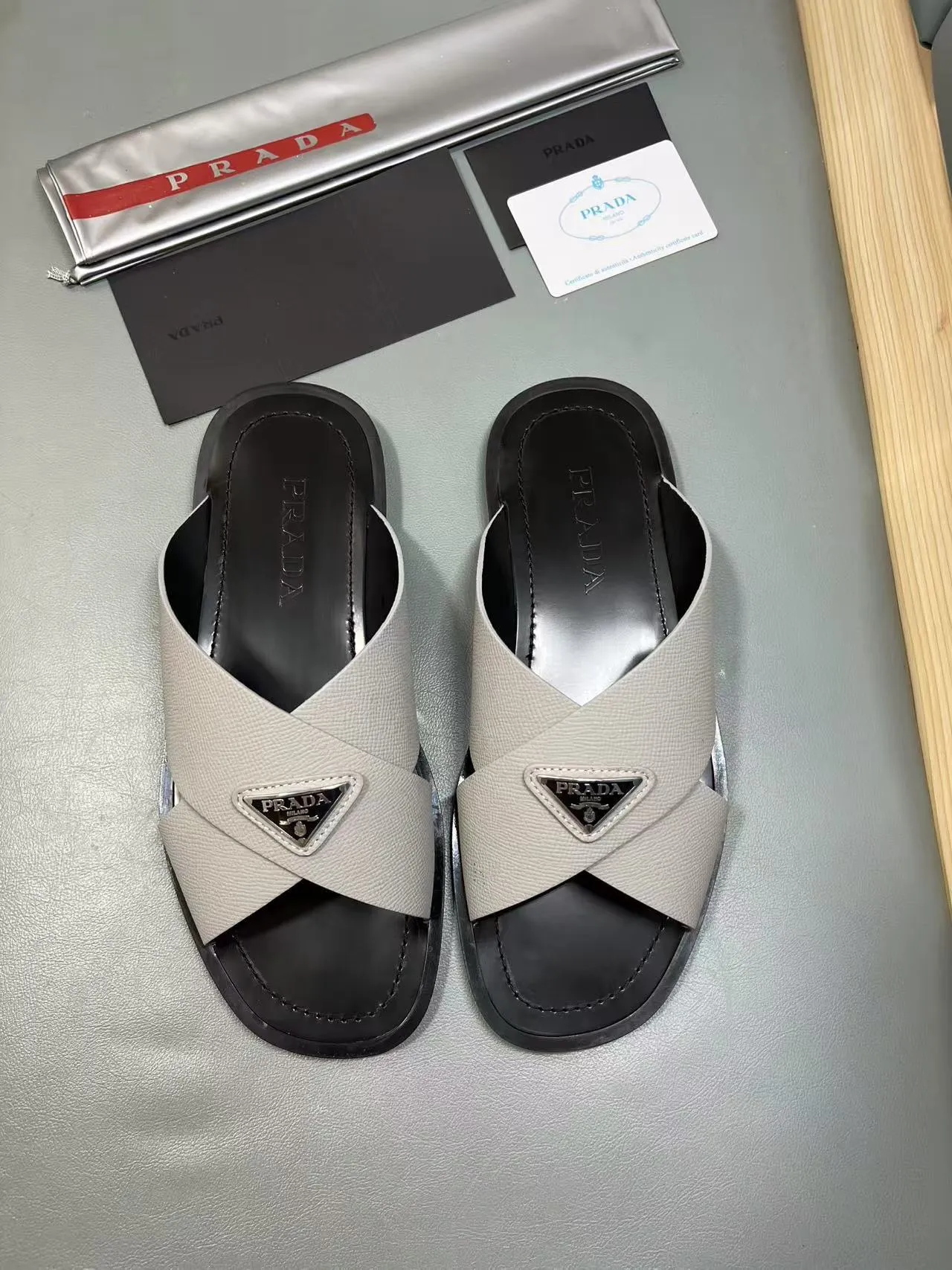 340💰PRADA Prada’s latest slippers are synchronized with the official website. This slipper is made of the brand’s unique and iconic Saffiano leather. The brand logo jumps out from the double straps, and the brand style is clearly visible. Cowhide gives men elegant charm and functional design, making it an ideal choice for vacation and leisure. Size:38-45